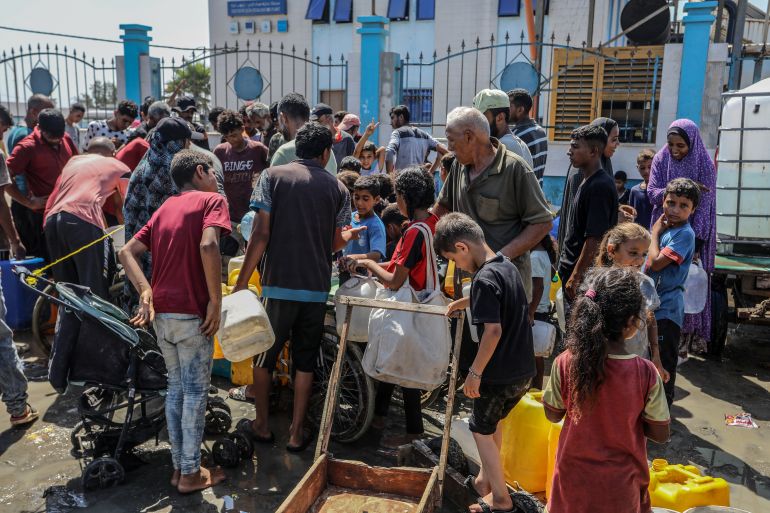 يعاني الفلسطينيون النازحون إلى مدينة دير البلح في قطاع غزة في العثور على مياه، حيث ينتظرون لساعات في طوابير من أجل الحصول على الماء في محطة معاجلة المياه الوحيدة في المنطقة. ( Abed Rahim Khatib - وكالة الأناضول )