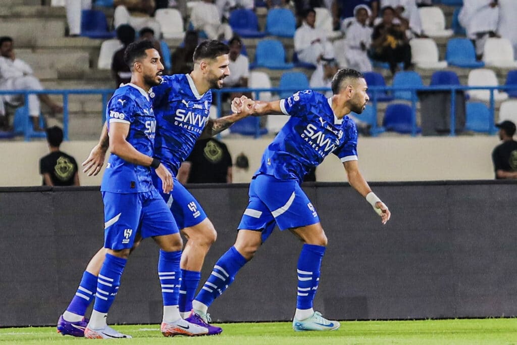 شاهد الهلال يهزم الأخدود وعوار ينقذ الاتحاد في الدوري السعودي