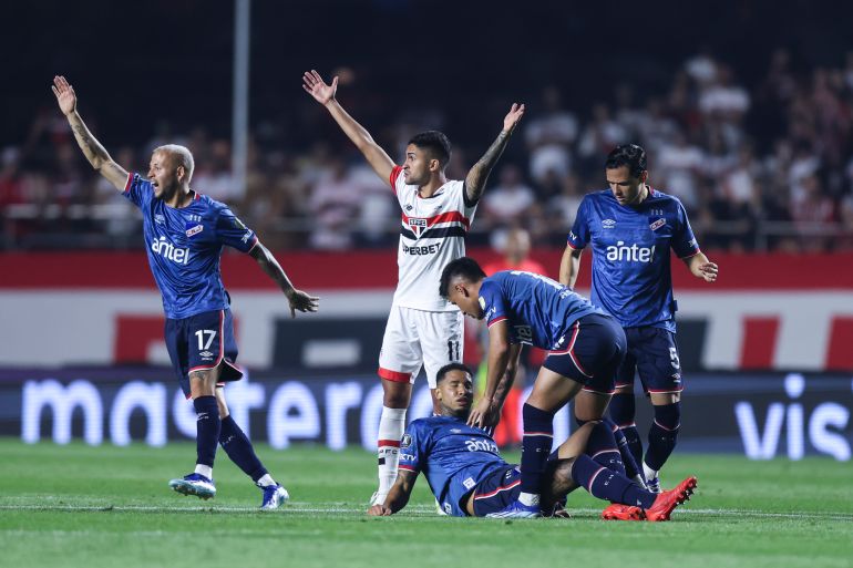 SAO PAULO, BRAZIL - AUGUST 22: Juan Izquierdo of Nacional faints during a Copa CONMEBOL Libertadores 2024 Round of 16 second leg match between Sao Paulo and Nacional at MorumBIS on August 22, 2024 in Sao Paulo, Brazil. (Photo by Alexandre Schneider/Getty Images)