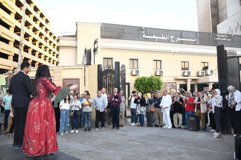 الفن في مواجهة الضجيج.."أوبرا العتبة" مسرحية في قلب السوق العربية الآن