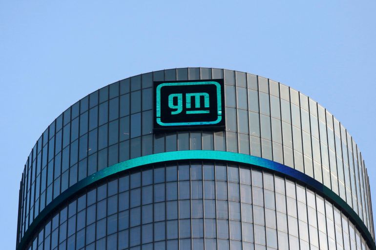 FILE PHOTO: The new GM logo is seen on the facade of the General Motors headquarters in Detroit, Michigan, U.S., March 16, 2021. Picture taken March 16, 2021 رويترز