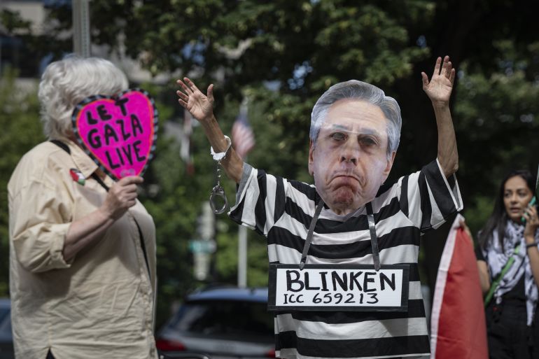 مظاهرات امام منزل بلينكن WASHINGTON DC, UNITED STATES - JULY 1: Pro-Palestinian demonstrators protest outside as US Secretary of State Antony Blinken delivers speech at the Brookings Institution in Washington DC, United States on July 1, 2024.