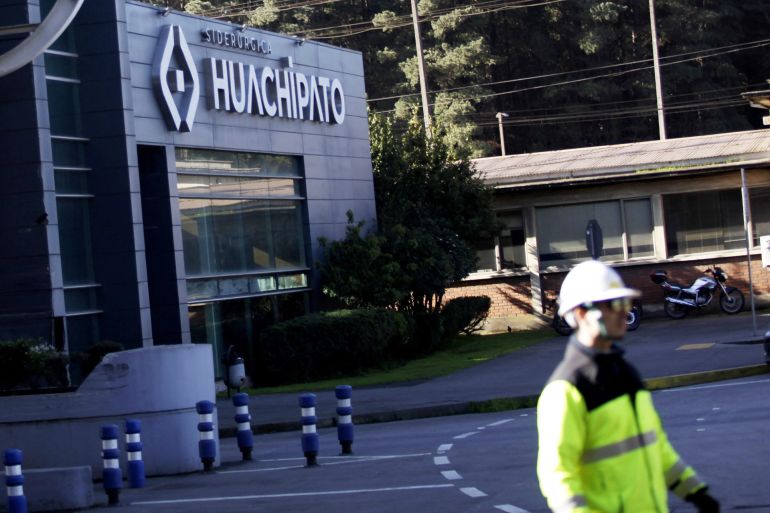 View of the main entrance to Siderurgica Huachipato, in Talcahuano, Bio Bio region, Chile, taken on September 10, 2024. Huachipato, Chile's largest steelmaker, will shut down its furnace on September 16, 2024, the end of a 74-year-old company with strong social roots that succumbed to ‘unfair’ competition from Chinese steel. (Photo by Maribel FORNEROD / AFP) الفرنسية