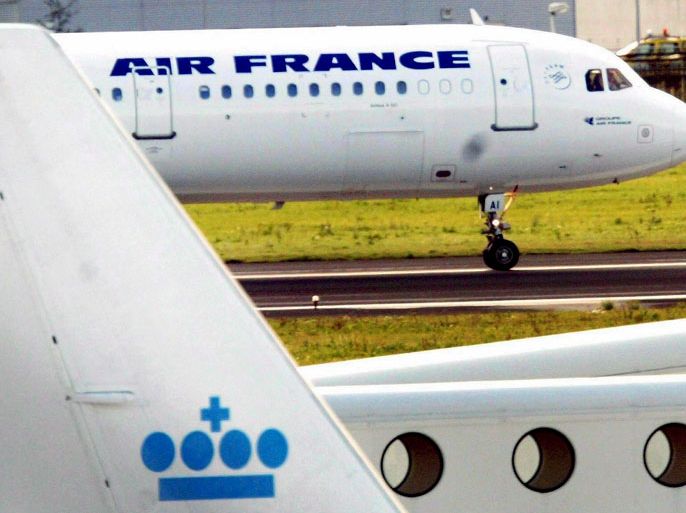 epa03293477 (FILE) A undated file picture showing Air France and Dutch airline KLM jets at Schiphol airport, The Netherlands. Air France-KLM and Gulf carrier Etihad Airways are planning a joint venture to compete with Emirates and Lufthansa, Le Figaro newspaper reported 03 July 2012. The joint venture, which would include Air Berlin and, later, Air Italia, was expected to be launched in autumn, the report said. Air France-KLM declined to comment on the report, which follows weeks of speculation that the two companies were planning some form of deal. EPA/TOUSSAINT KLUITERS