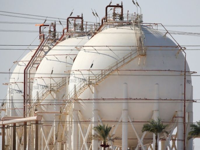 A plant's gas tanks are seen at the desert road of Suez city north of Cairo, Egypt August 14, 2016. Picture taken August 14, 2016. REUTERS/Amr Abdallah Dalsh