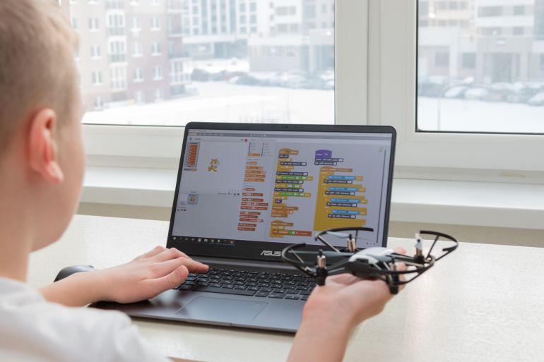 a teenager programming a drone copter tello dji