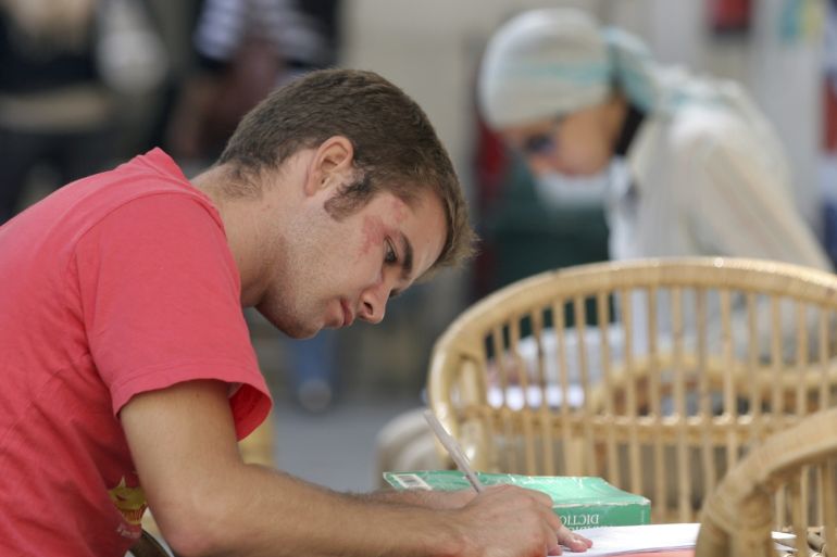 a student studies on one of the campuses at the american university in cairo, october 24 2007. drawn by curiosity about the sept. 11 attacks on new york's world trade center in 2001, american students are venturing to the middle east, eager to learn arabic, study islam and cut through media stereotypes as they prepare for careers in intelligence or diplomacy. to match feature egypt-usa/students reuters/tara todras-whitehill (egypt)