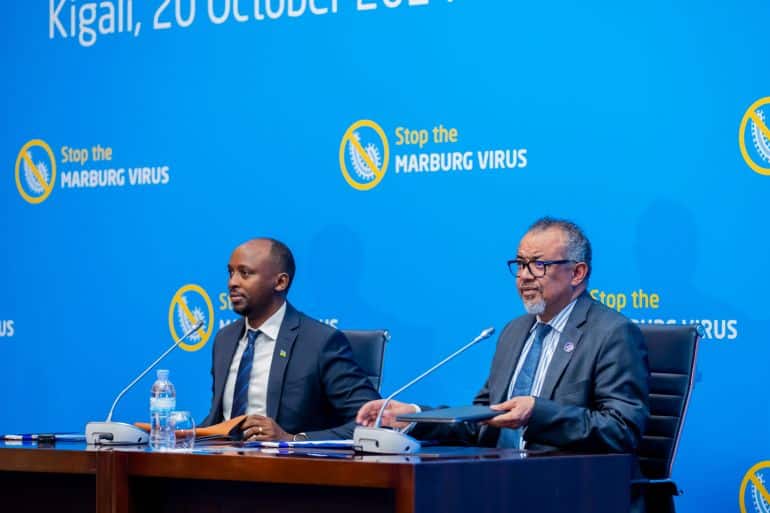 حساب وزارة الصحة الرواندية على اكس https://x.com/rwandahealth?s=11&t=iDFFDueku2vuebTf7zRDDQ Umuyobozi Mukuru wa OMS, Dr Tedros Adhanom Ghebreyesus, yashimye uburyo u Rwanda rukoresha ikoranabuhanga rigezweho mu gukurikirana abarwayi no gushaka ibisubizo by’ibibazo nk’Icyorezo cya Marburg, avuga ko u Rwanda ari urugero rwiza mu kwimakaza ikoranabuhanga mu rwego rw’ubuzima. Yijeje ko OMS izakomeza gufatanya n’u Rwanda muri ruru rugendo rwo guhangana n’iki cyorezo kugeza gitsinzwe burundu.